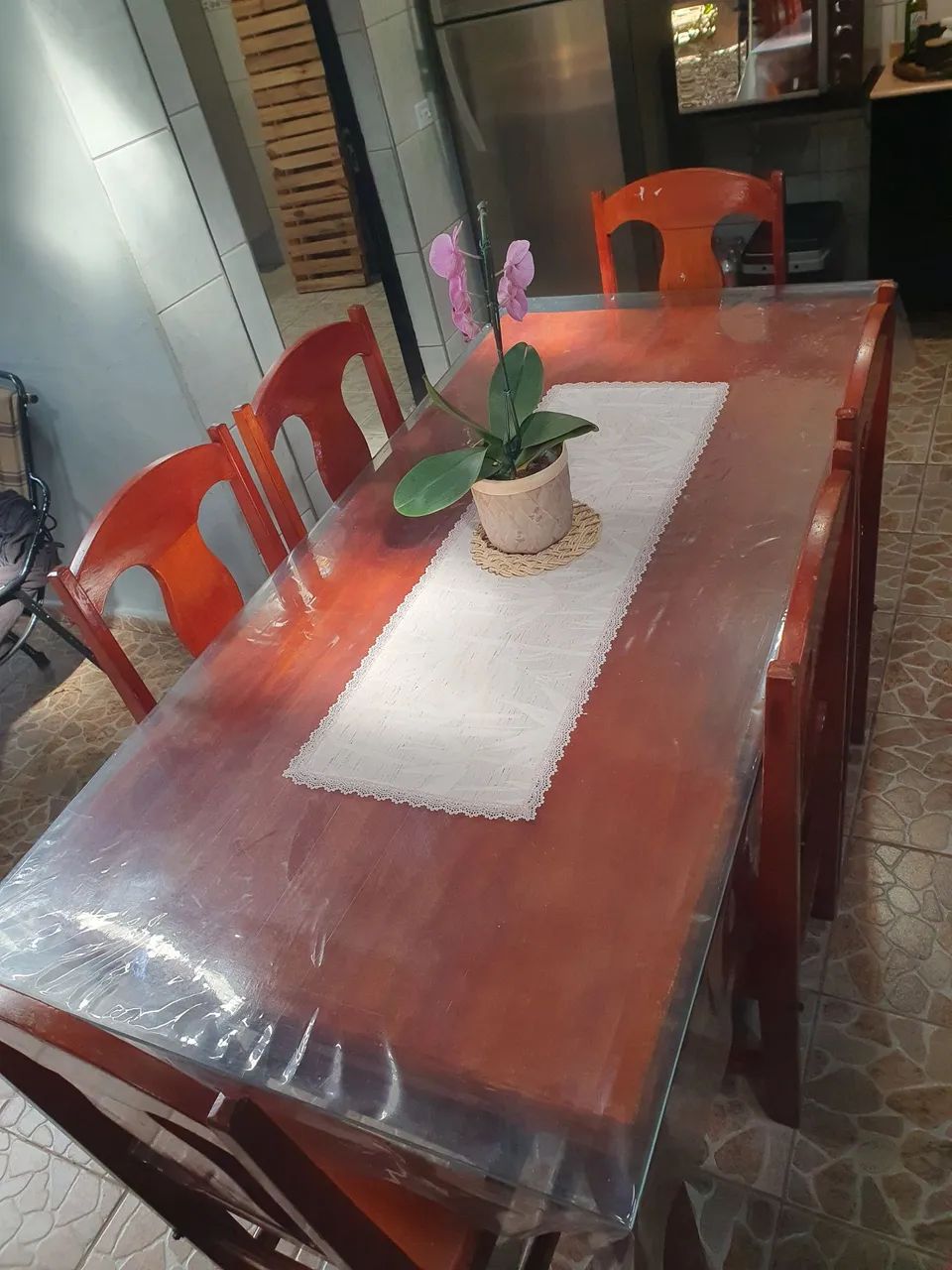 Cadeiras e mesa 06 lugares 