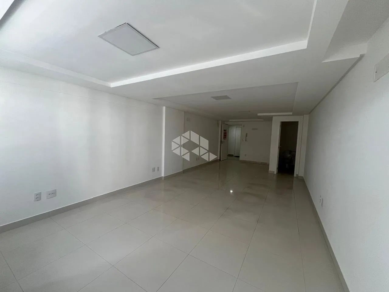 SALA COMERCIAL À VENDA COM 42 M² NO CANTO EM FLORIANÓPOLIS - Foto 2