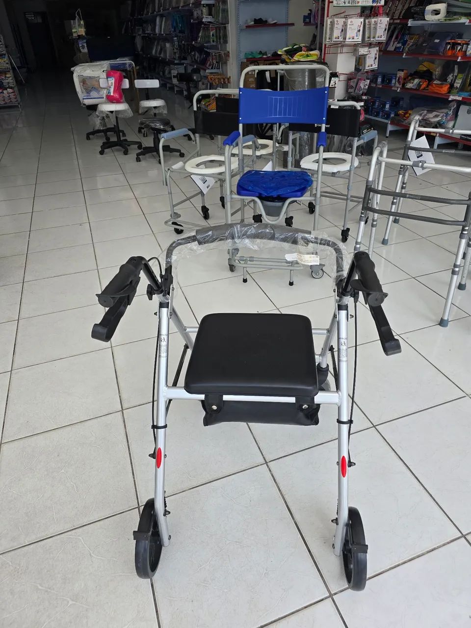 Andador com assento, cesta e 4 rodas Mercur - Foto 4