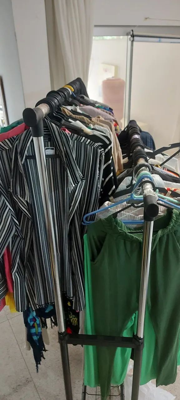 Lote de roupas femininas 100 peças com 100 cabides
