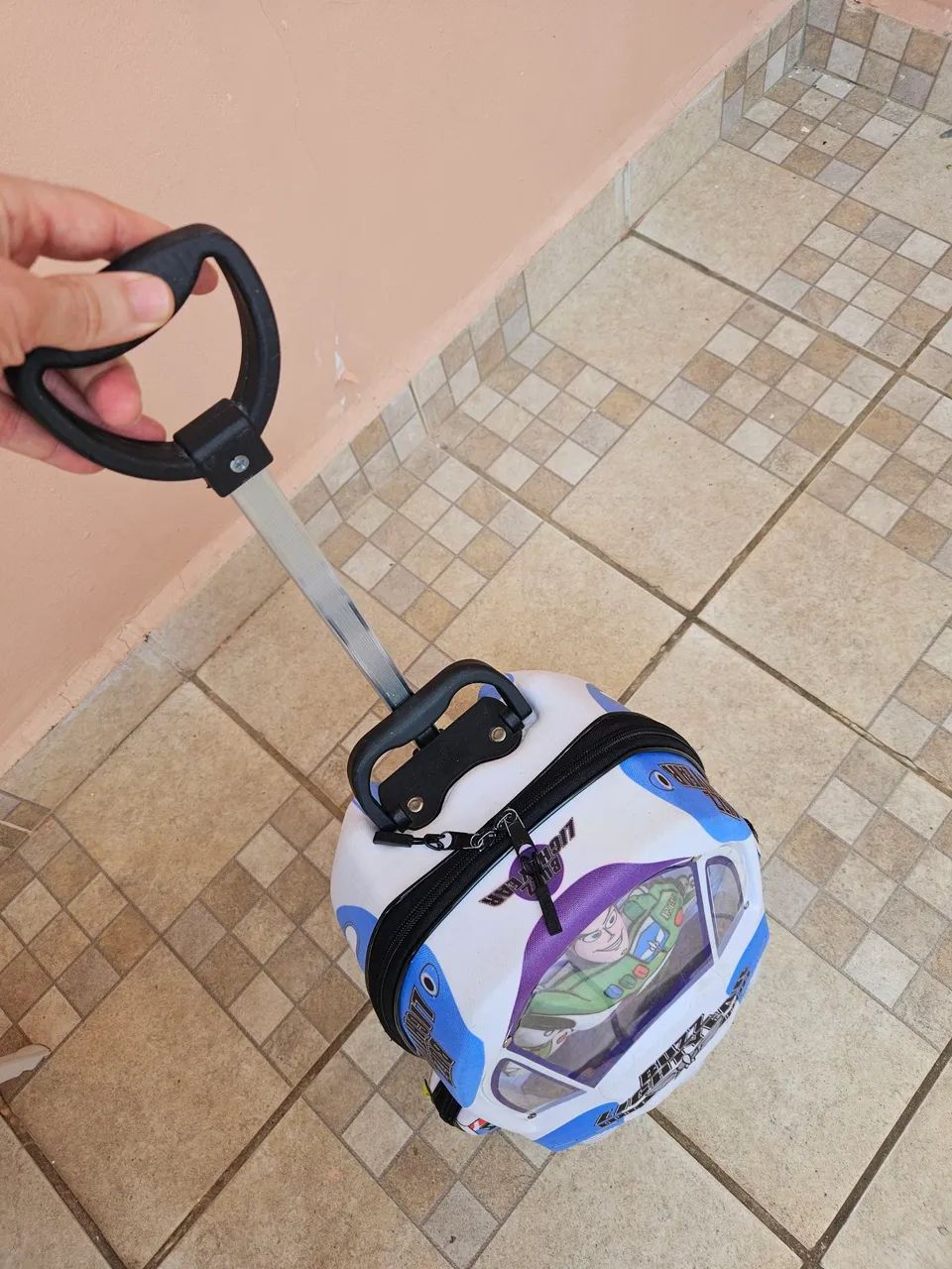 Mochila Buzz Lightyear original com rodinhas  - Foto 3