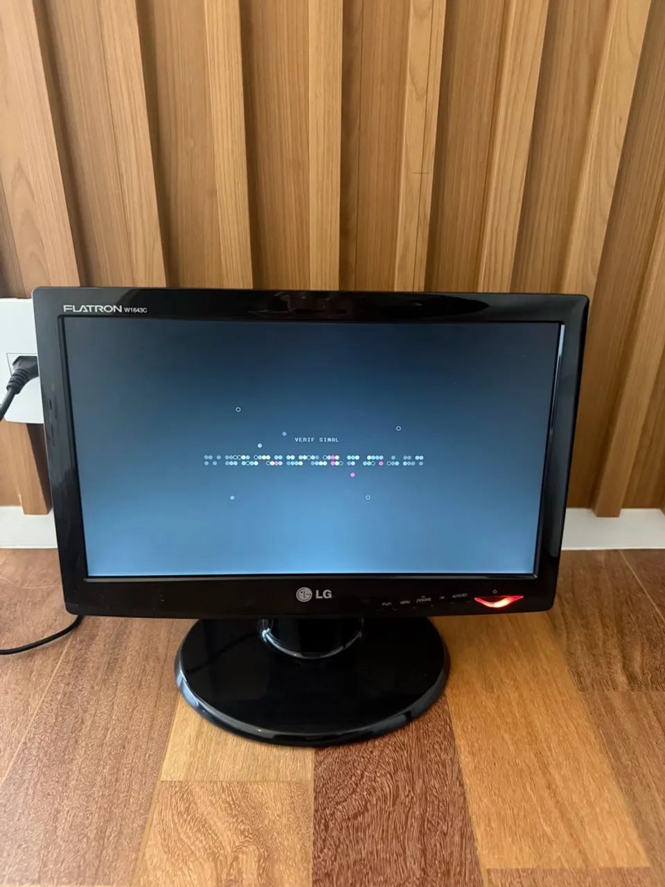 Monitor LG Flatron W1643C 15,6? LCD VGA com base e cabo