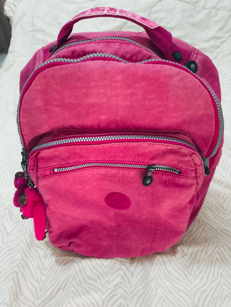 Mochila Kipling original com 2 chaveiros 
