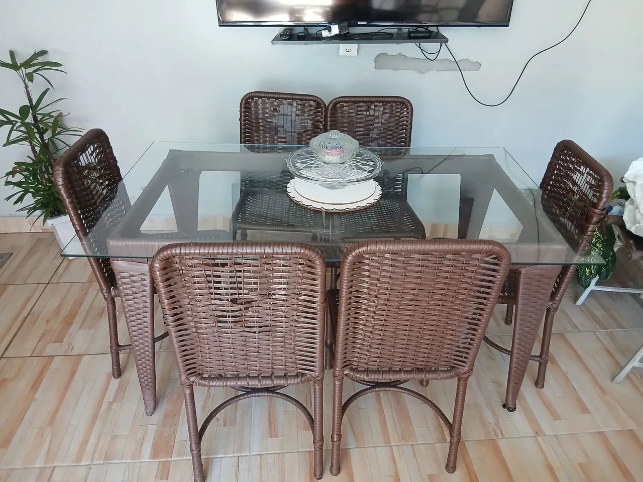 Mesa de janta semi nova precisando reforma nas cadeiras  - Foto 4