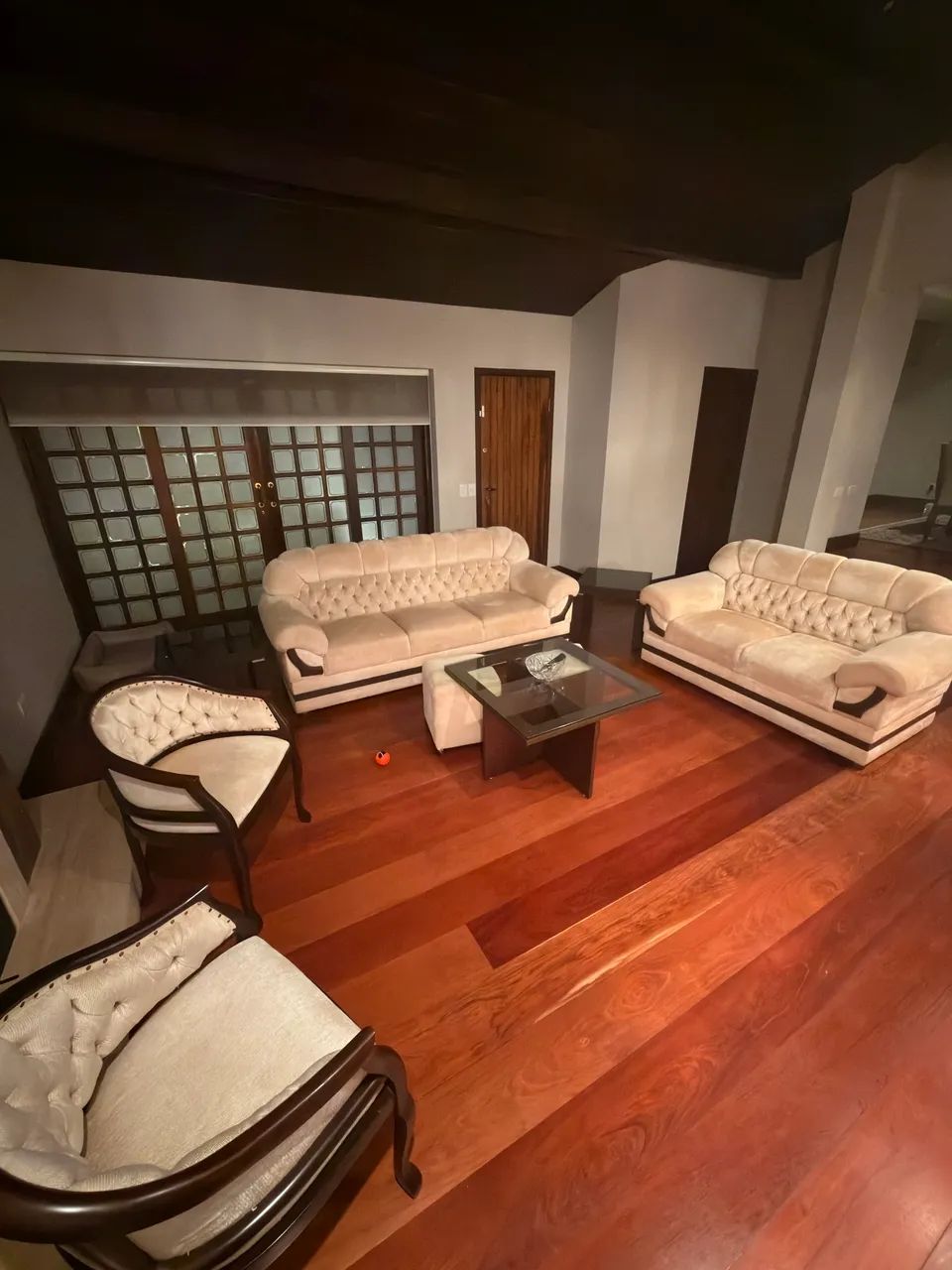 Jogo de sofá off com mesa de centro e duas cadeiras  - Foto 3