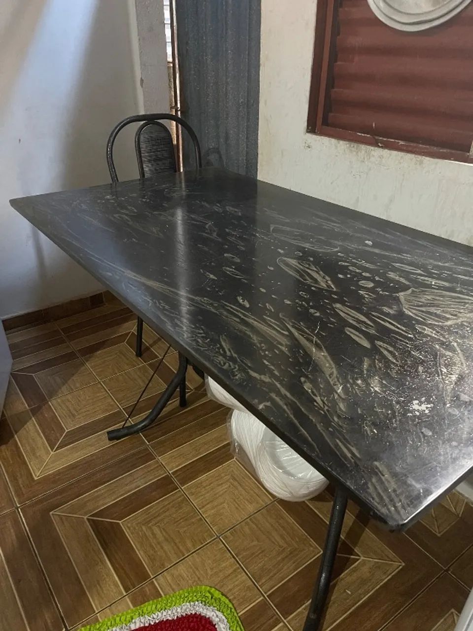 Vendo mesa de jantar com 6 cadeiras 