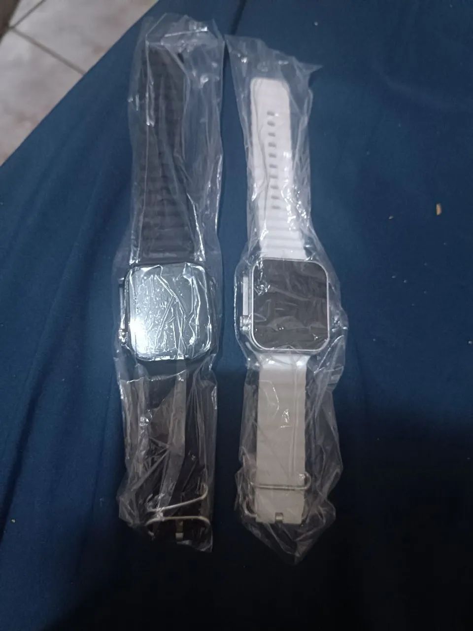 Dois  relógios de led  é mede os batimentos 