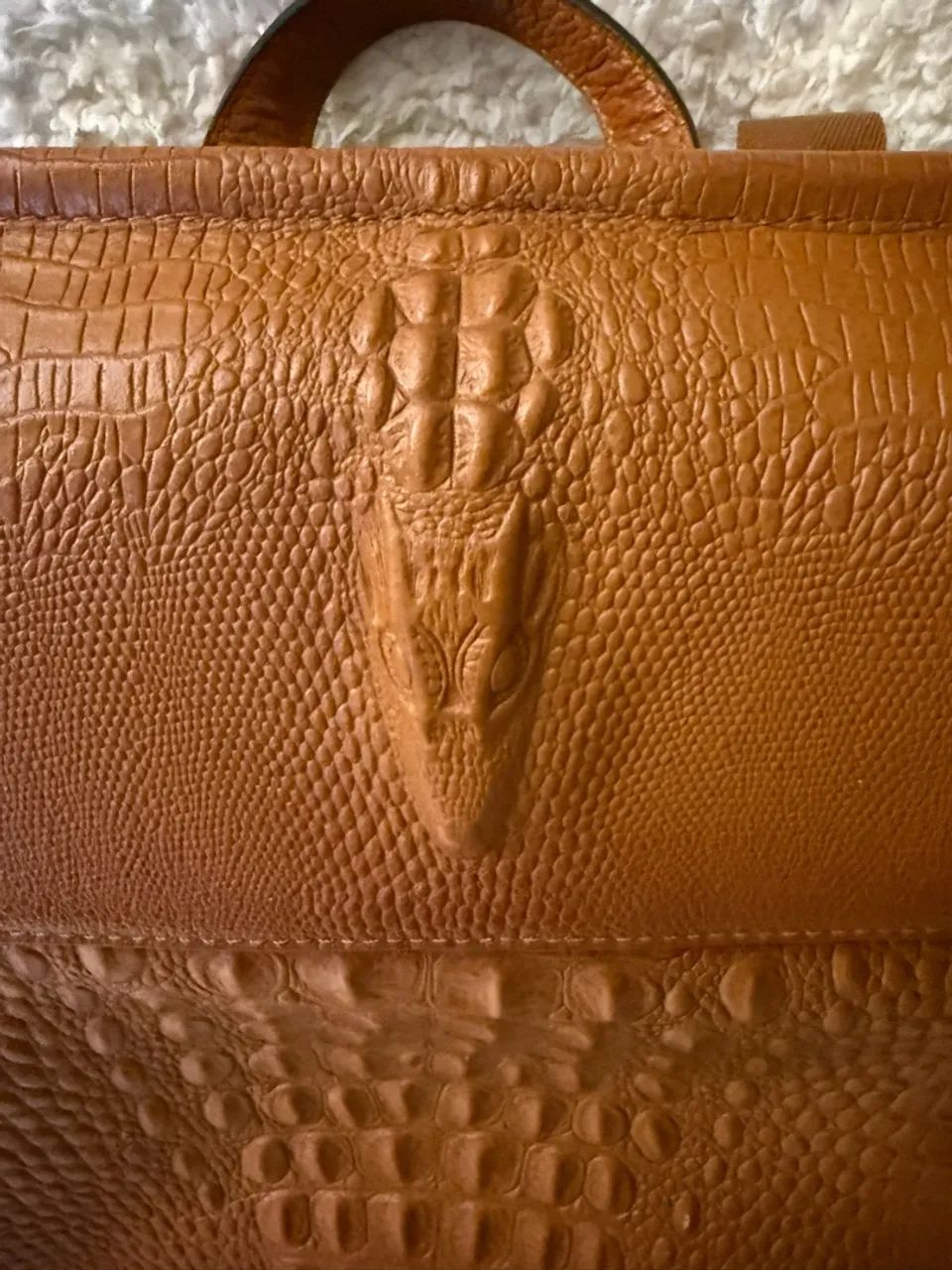 Mochila/ bolsa em couro imitando croco, nunca usada, comprada Usa - Foto 3