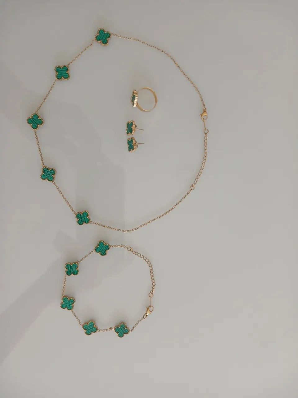 Kit Pingente 2 Brincos Anel + Pulseira Dourado Com Pedras Verdes - Foto 4