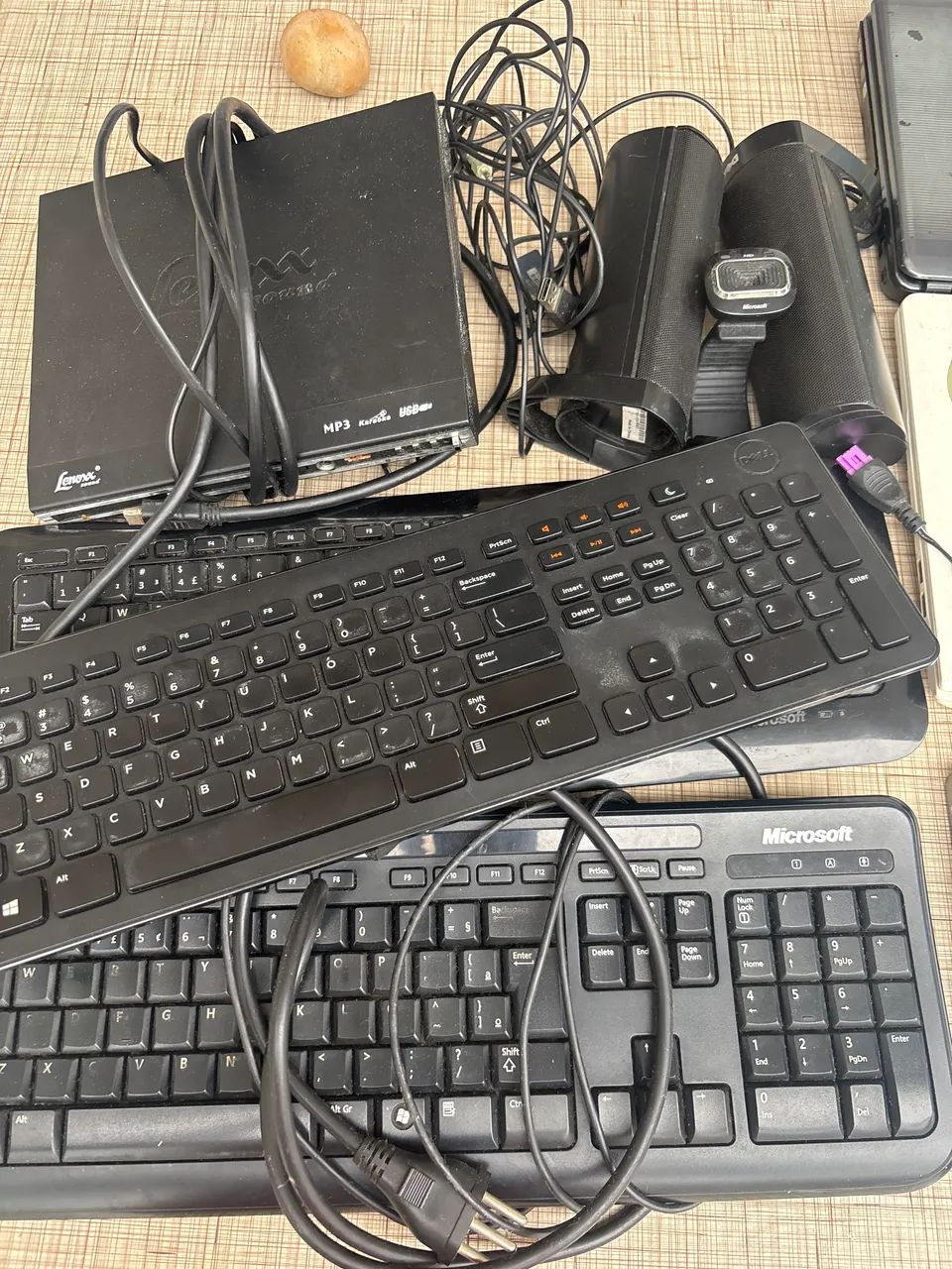 Impressora HO + 3 notebooks + 3 teclados  + caixinha de som - Foto 2