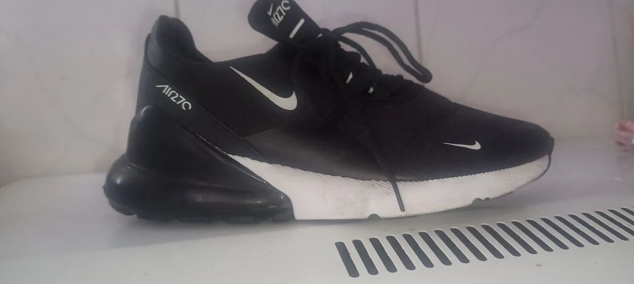  Tênis Nike Air Max 270 preto e branco ,semi novo apenas usado duas vezes 