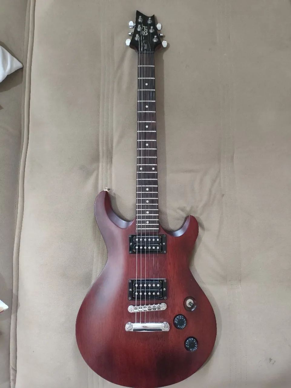 Guitarras Cort e Memphis e violão Giannini 