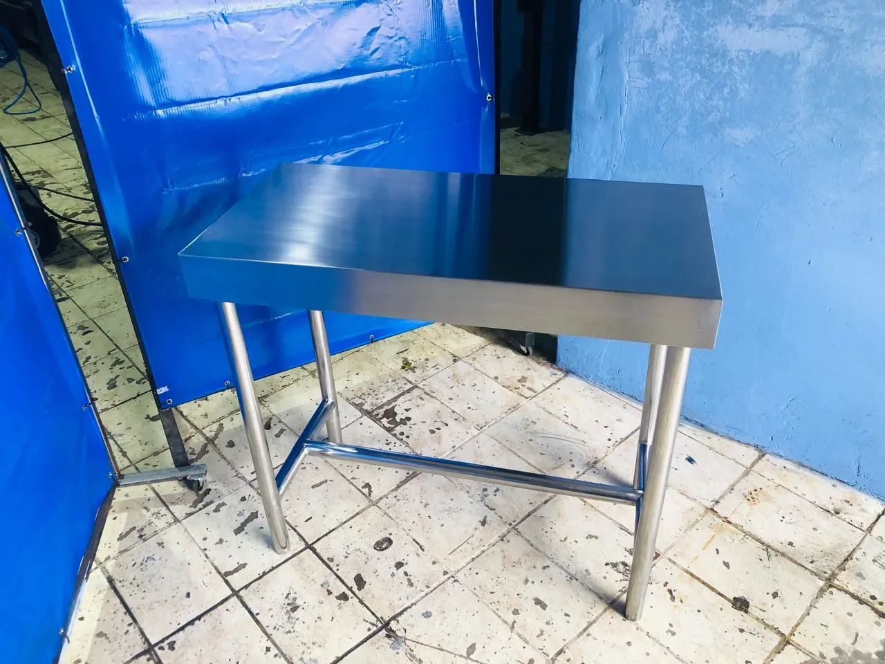 Mesa de inox.  500 de largura, 1000 de comprimento, 950 de altura.