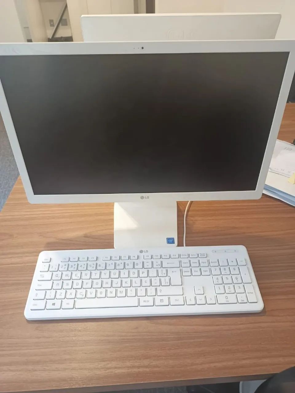 ? LG All in One Branco - 8GB RAM - Intel Celeron - R$ 1.000
