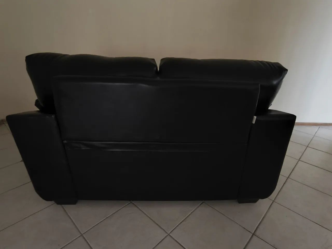 Vendo sofá 2 e 3 lugares corino preto - Foto 3