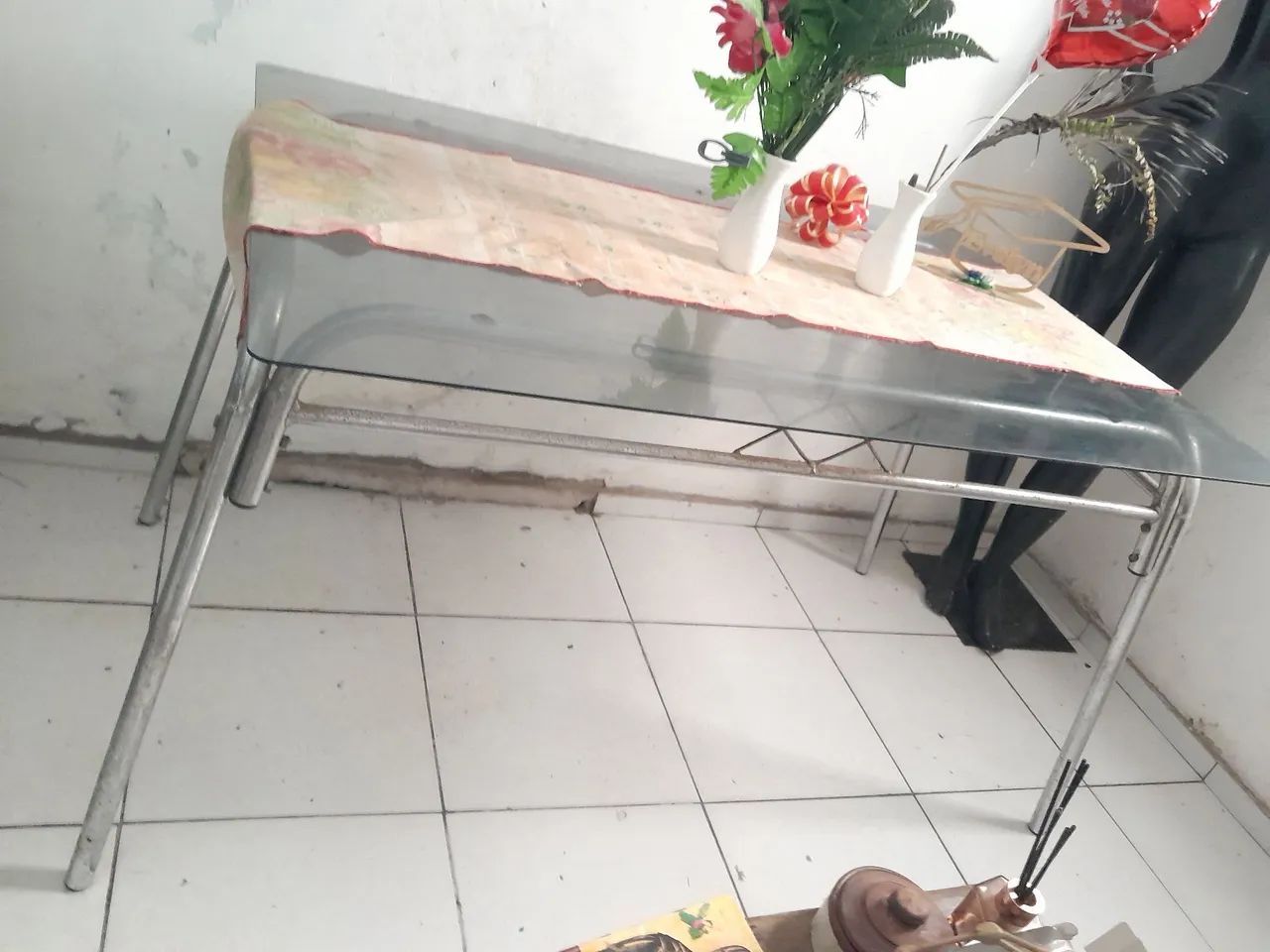 Mesa com tampo de vidro,pernas de aço inox - Foto 2