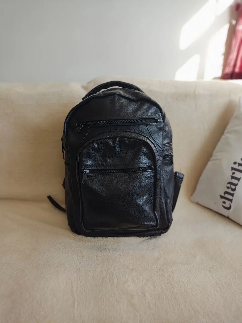 Mochila de COURO Preta tamanho M - Foto 2