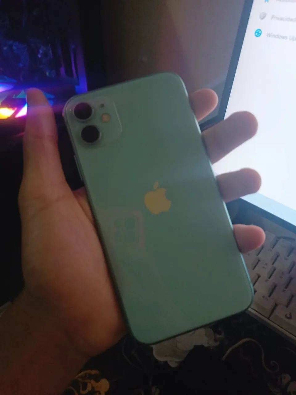 iPhone 11 usado 64g - funcionando perfeitamente + capa, carregador e fone - Foto 5