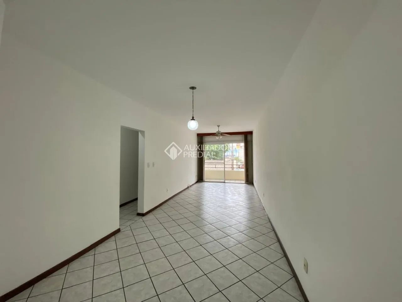 Amplo apartamento de 3 quartos no Balneário Estreito