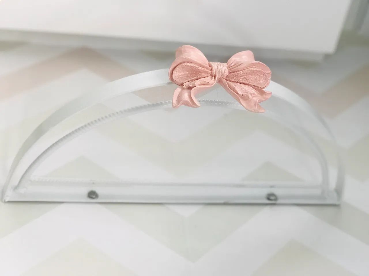 Dossel de parede branco com laço rosa - Foto 2