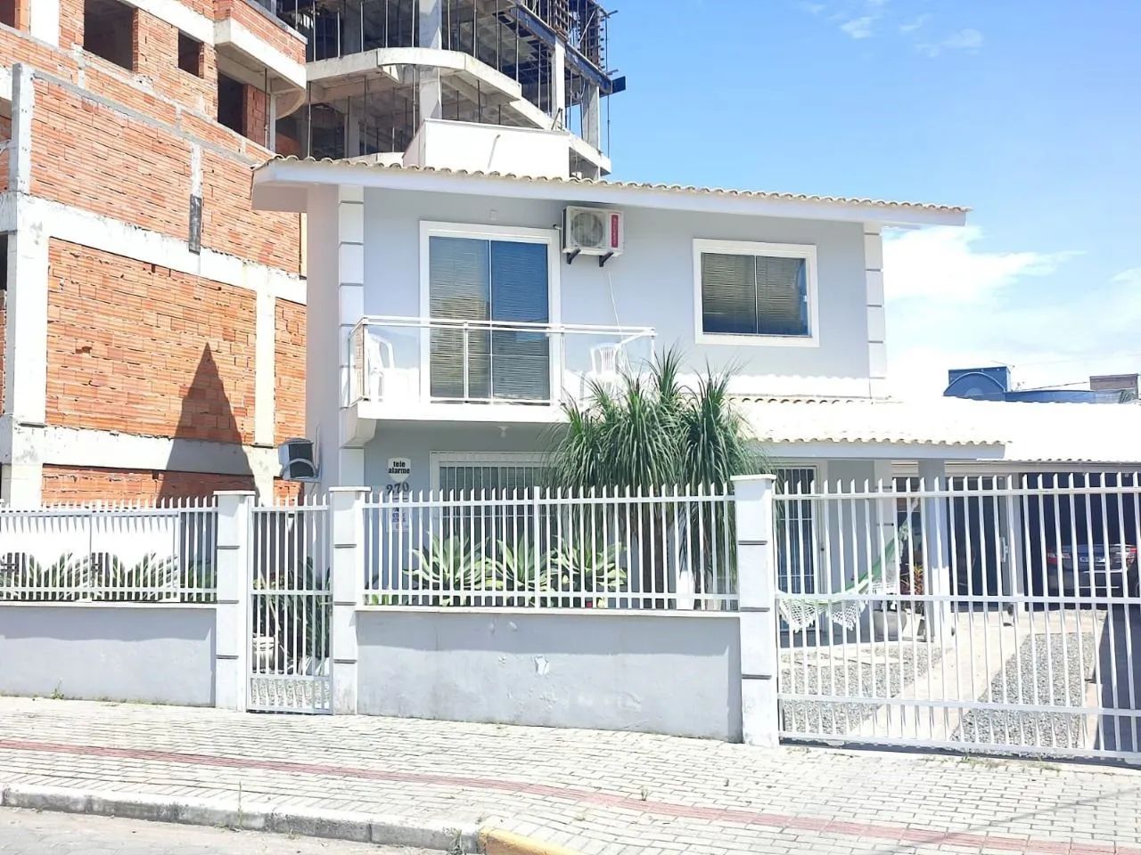 Sobrado com 4 quartos apenas 250 metros da praia - Foto 2