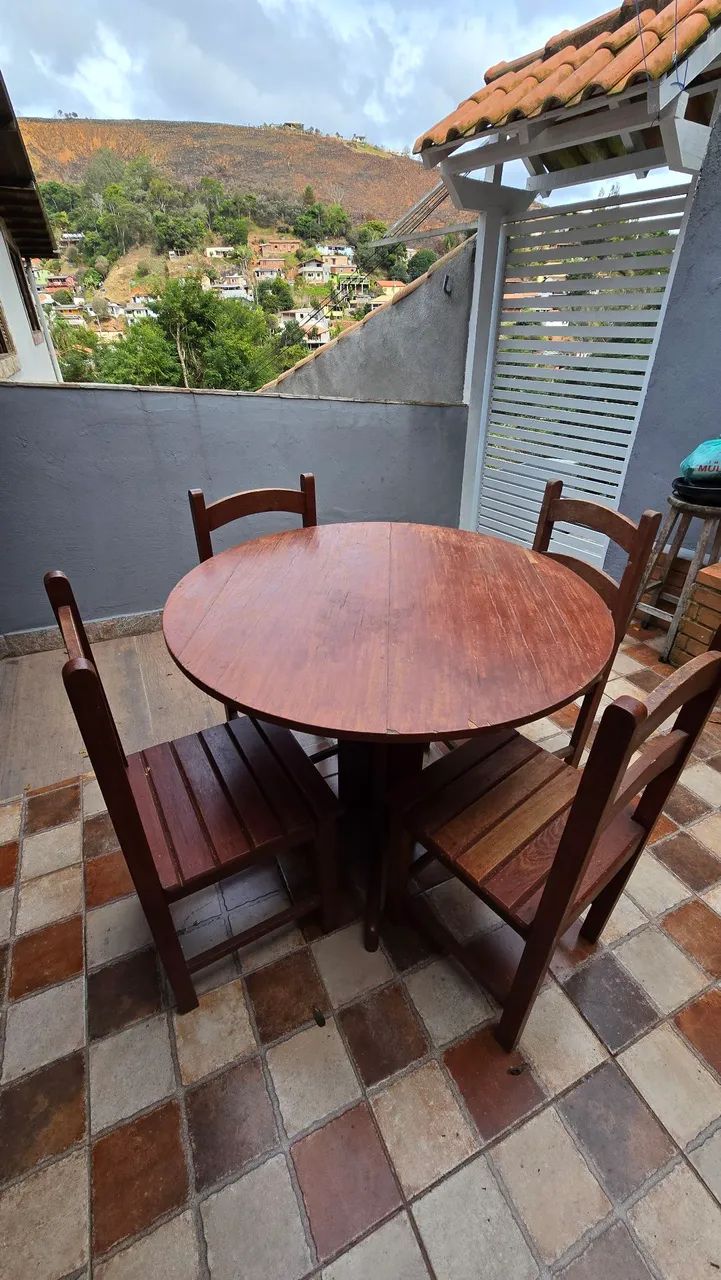 Mesa com 4 cadeiras - Madeira 