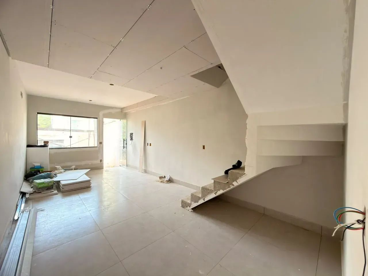Casa Geminada com 2 quartos sendo 2 suítes 3 banheiros 1 vaga