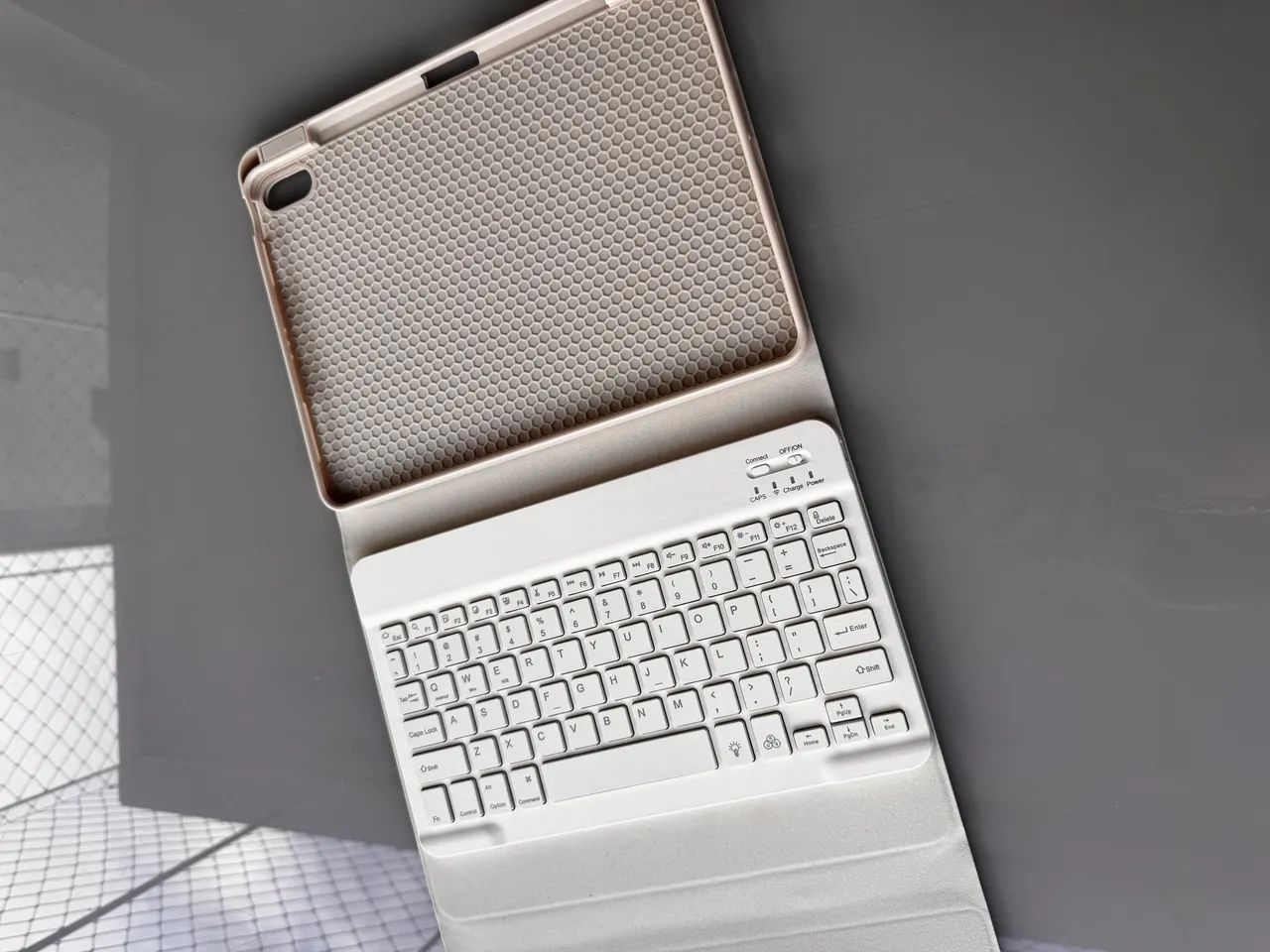 Capa para ipad/tablet com teclado  - Foto 3