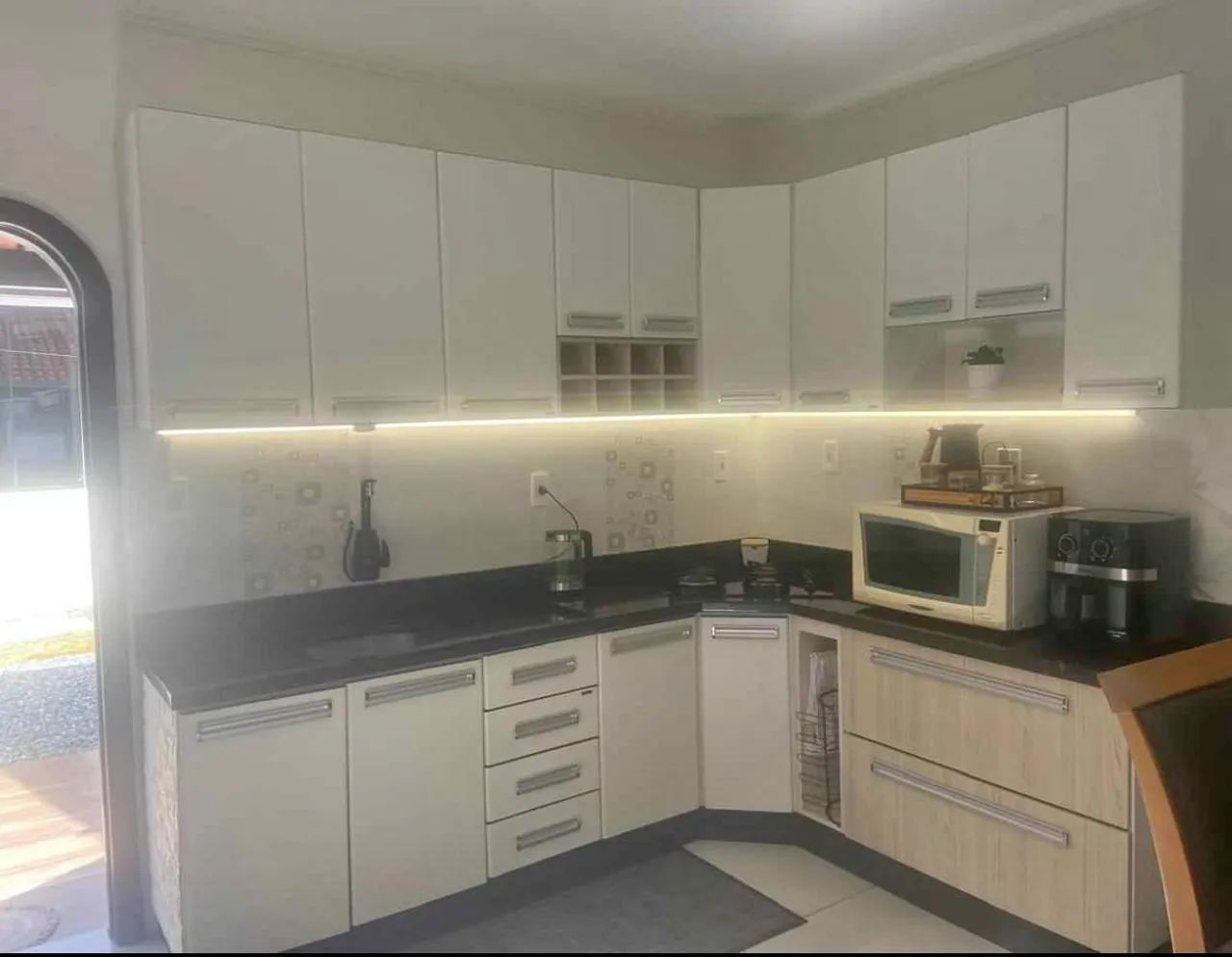 Cozinha planejada, com mármore e LED