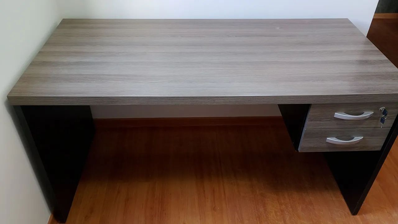 Mesa de escritório semi nova 