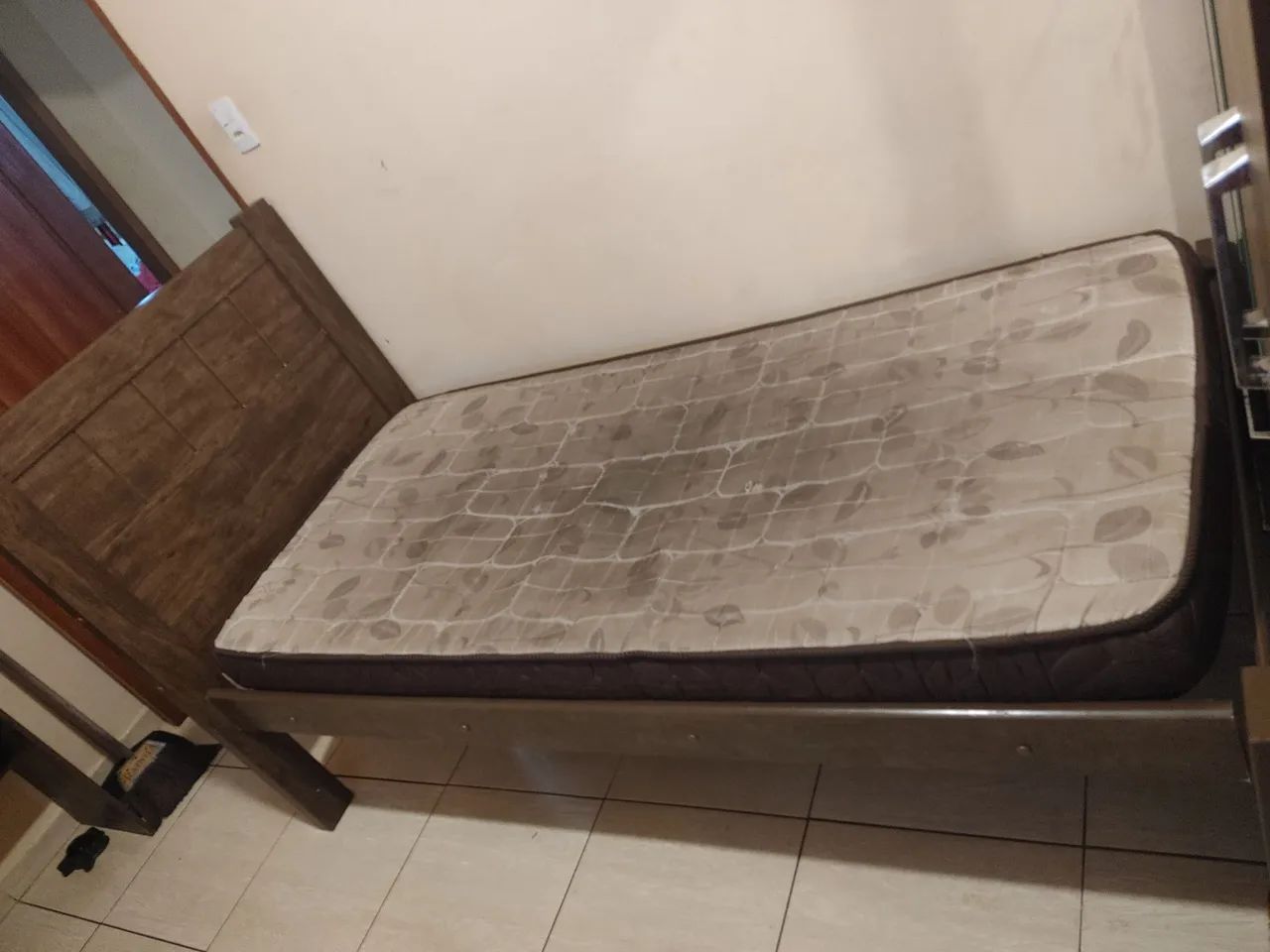 Vende-se Cama Solteiro com 2 colchões. - Foto 4