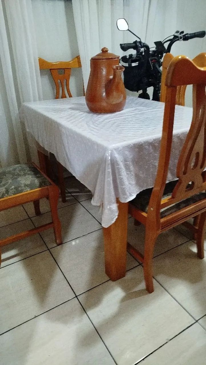 Mesa de madeira com 4 cadeiras - Foto 2
