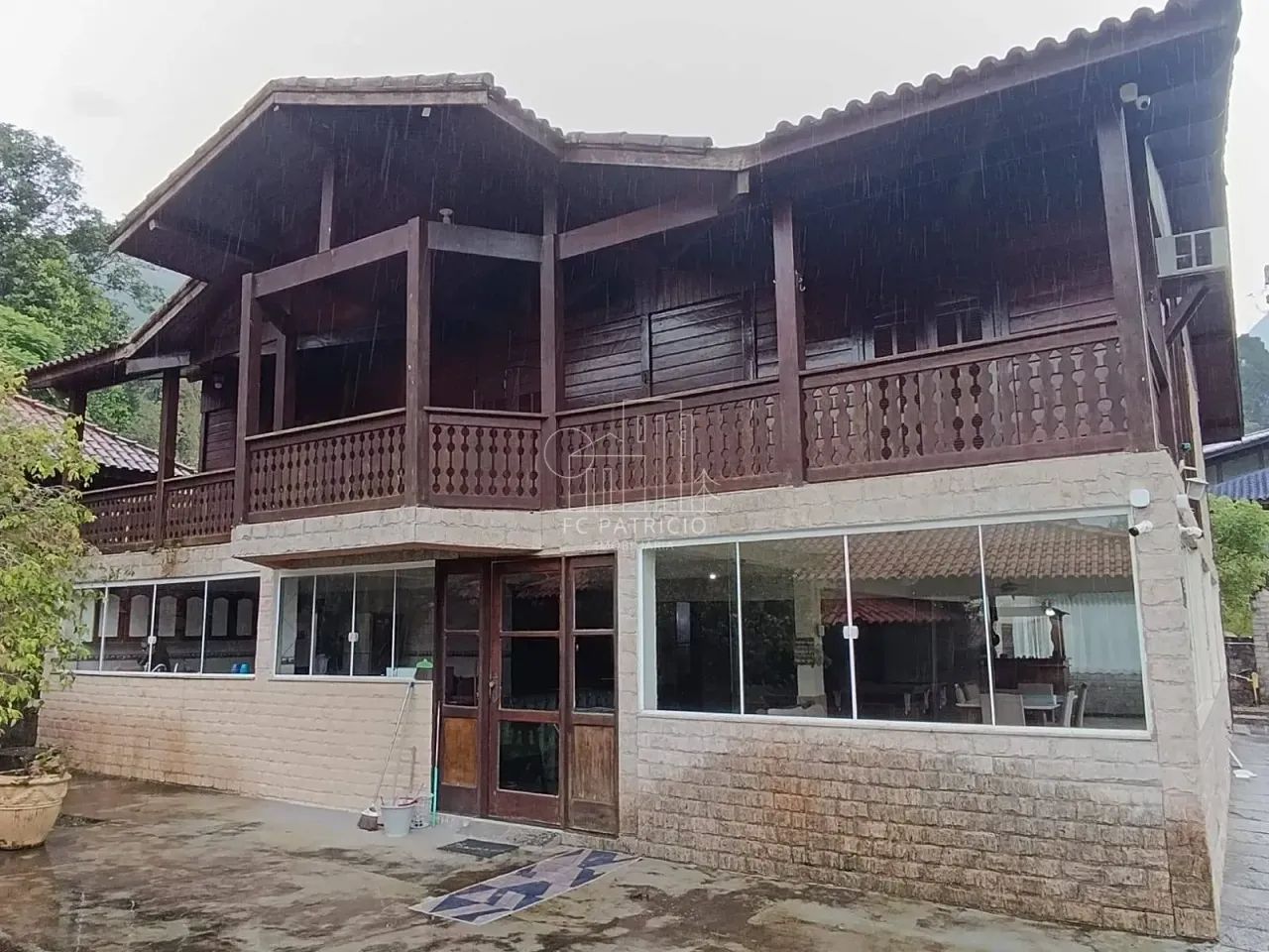 CASA MOBILIADA COM 4 QUARTOS, 3 SUÍTES, LAGO E ESPAÇO GOURMET NO CONDOMÍNIO ALPHA 2  GUAPI