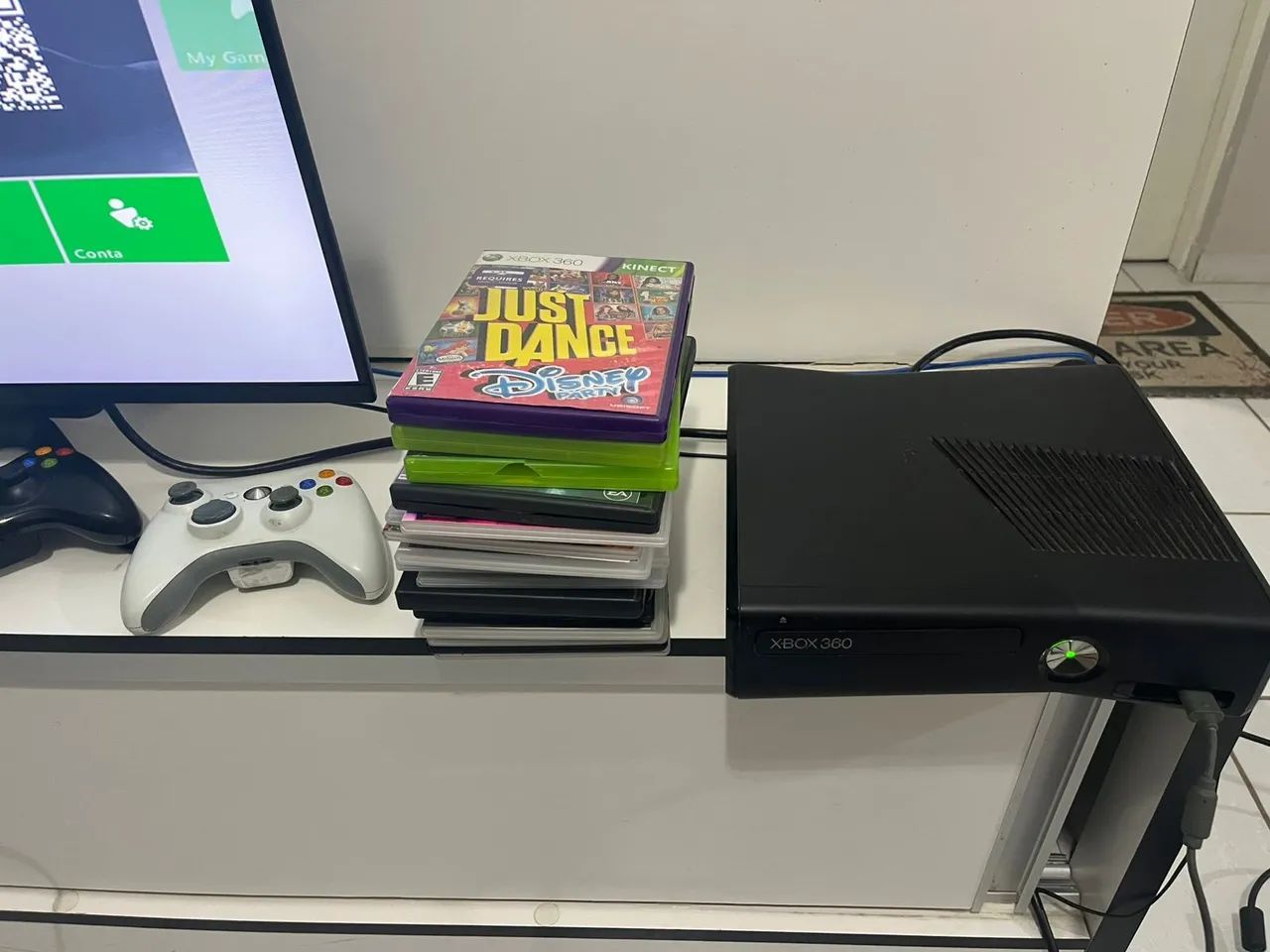 Xbox 360 slim desbloqueado 20 jogos físicos 2 controles <br>20 jogos físicos <br><br>Coloca 650