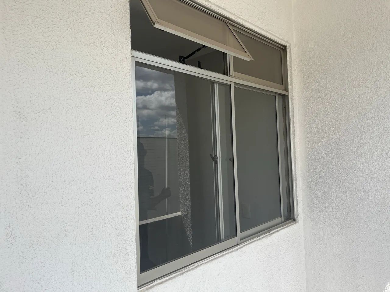 Aluminum-framed window with two sashes and tilt mechanism with glass panes