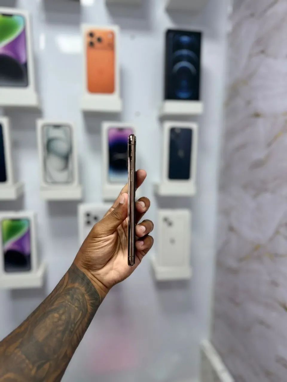 IPHONE 11 PRO MAX 64GB GOLD<br>R$ 1.699,00 - Foto 4