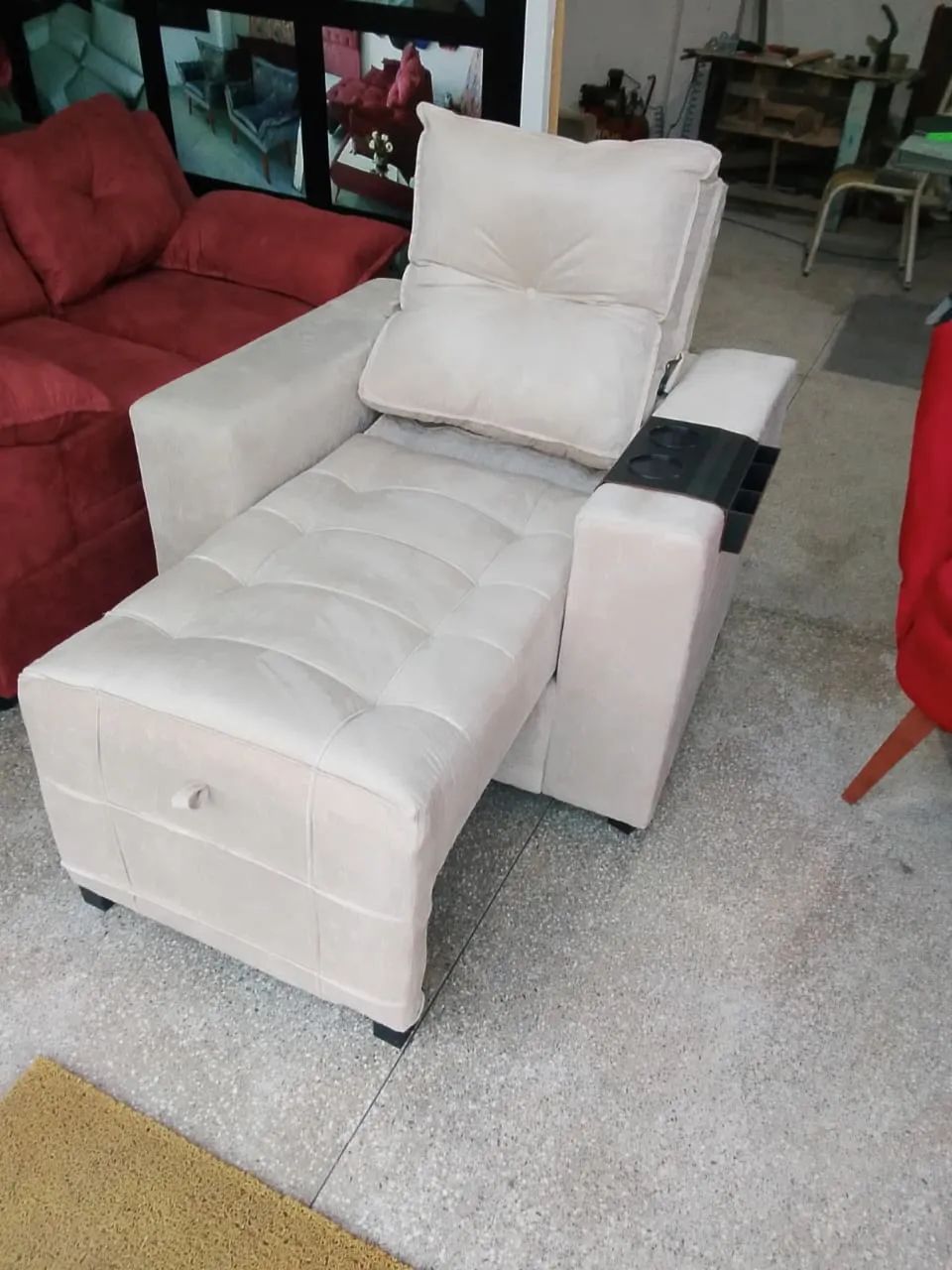Poltrona reclinável e retrátil 