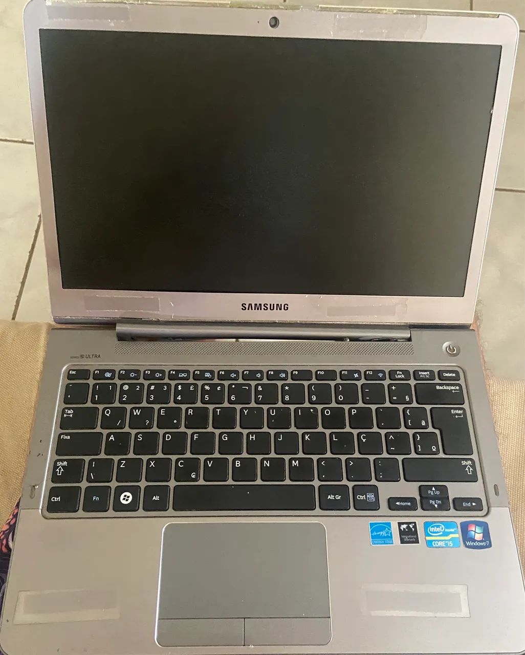 Ultrabook para retirada de peças. Funcionando perfeitamente porém carcaça danificada.