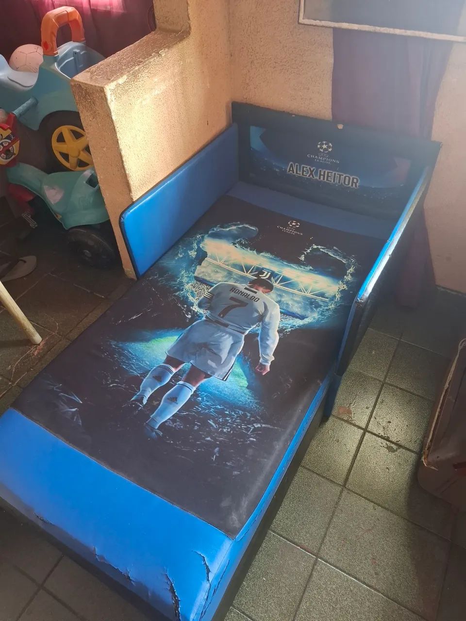 Cama para criança ja com marca de uso. - Foto 2