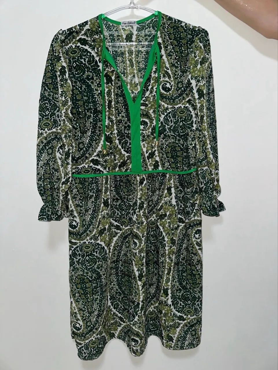 Vestido fluido estampado com flores verde