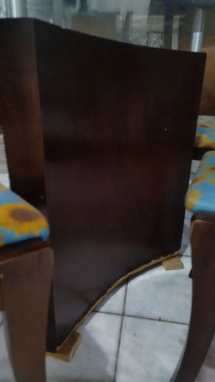 Mesa d vidro triângular c/ 4 cadeiras de madeiras - Foto 3