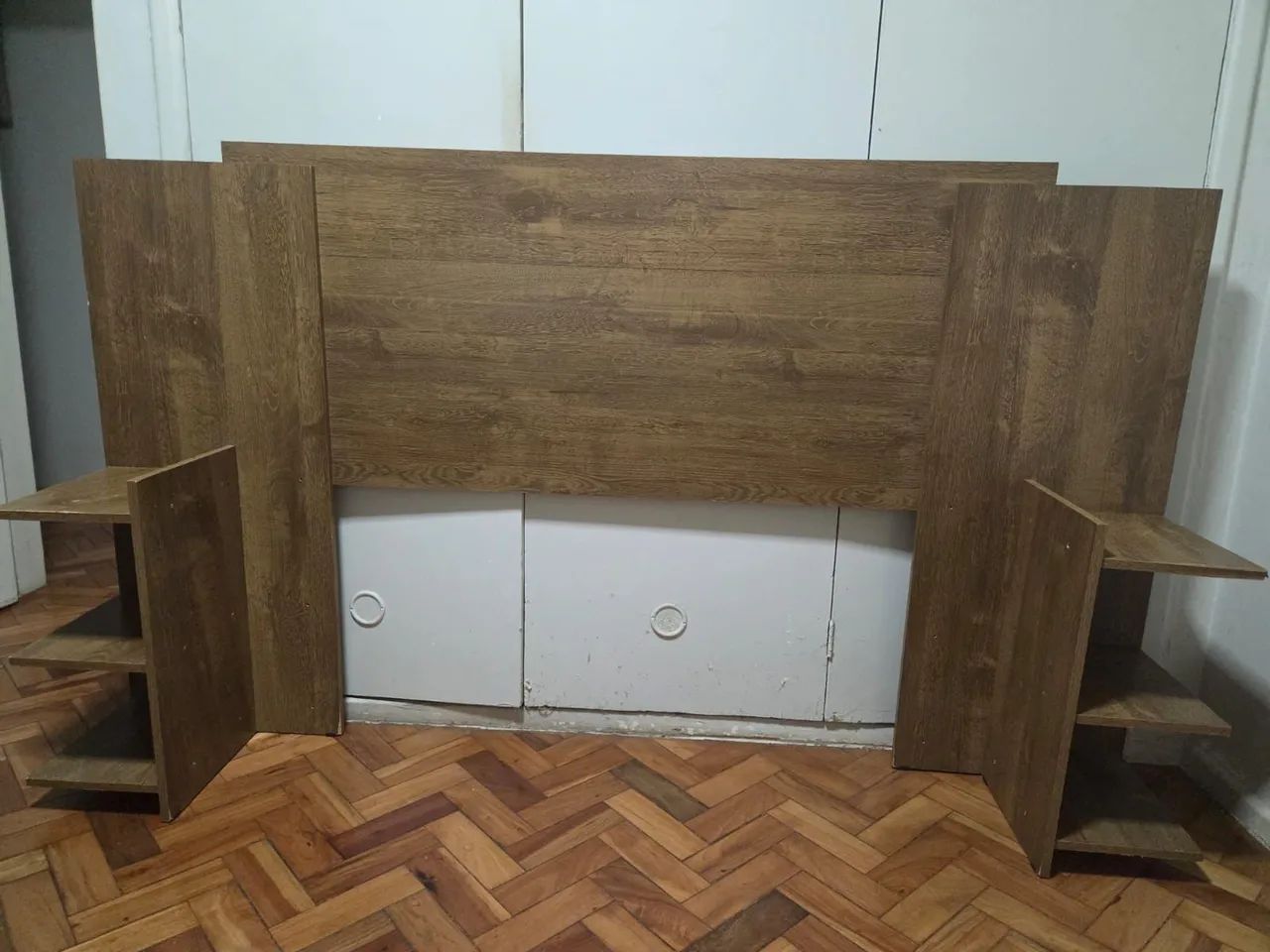 Cabeceira de cama com prateleiras laterais