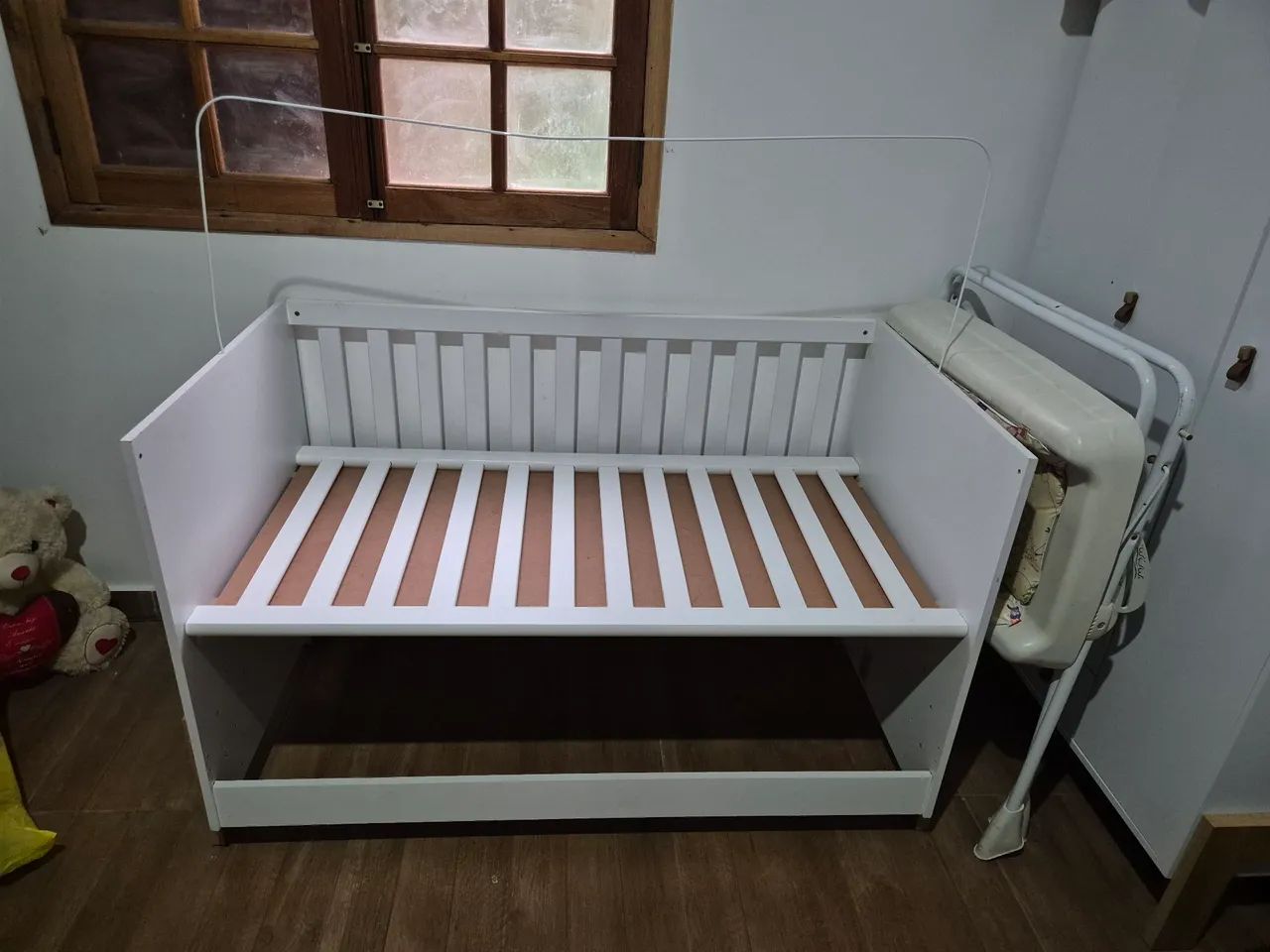 Berço de bebê, de madeira e armário para bebê  - Foto 2