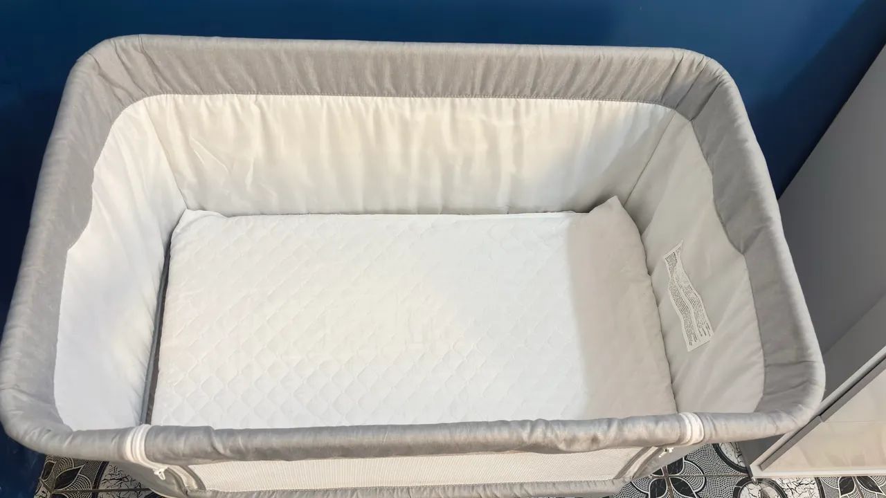Berço Co-Sleeper Cosco Pluggy Cinza - Excelente Estado - Foto 2