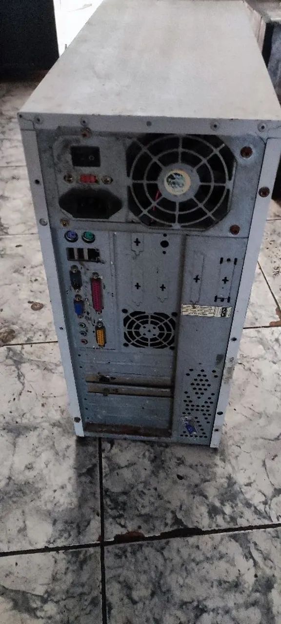 Caixa com eletrônicos, 3 notebooks, 3 HD e um gabinete completo. - Foto 5