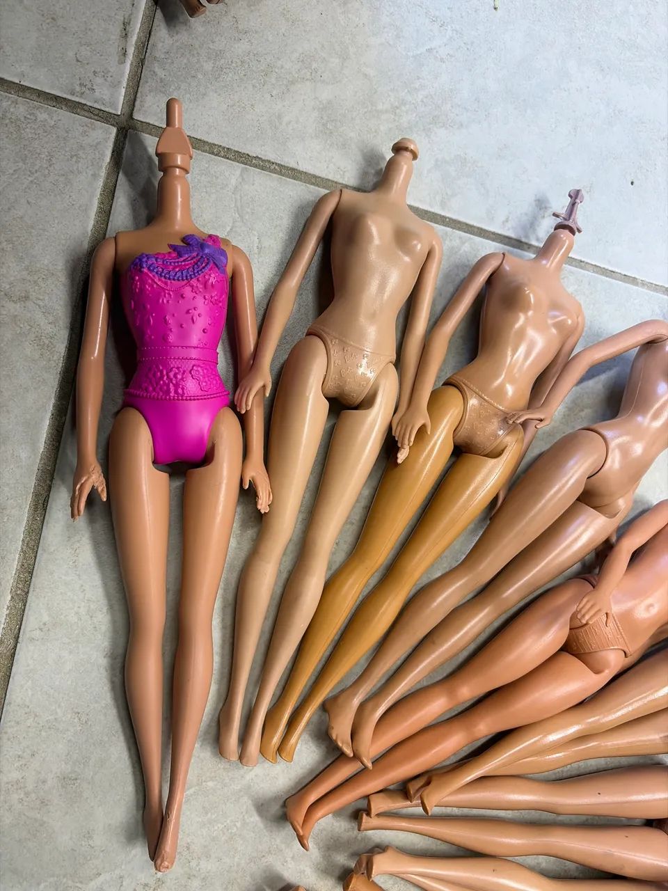 10 corpinhos de Barbies variadas básicas  - Foto 2