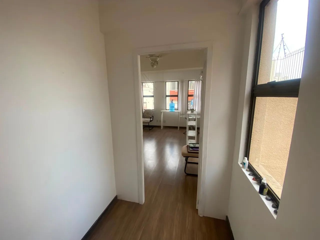 Sala comercial, ensolarada e arejada com 2 terraços. - Foto 2