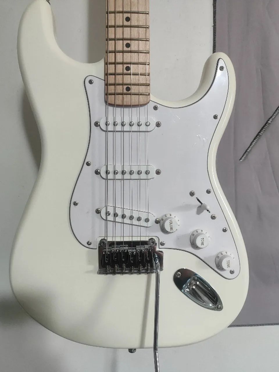 Guitarra Squier Affinity Stratocaster - Olympic White - Foto 2