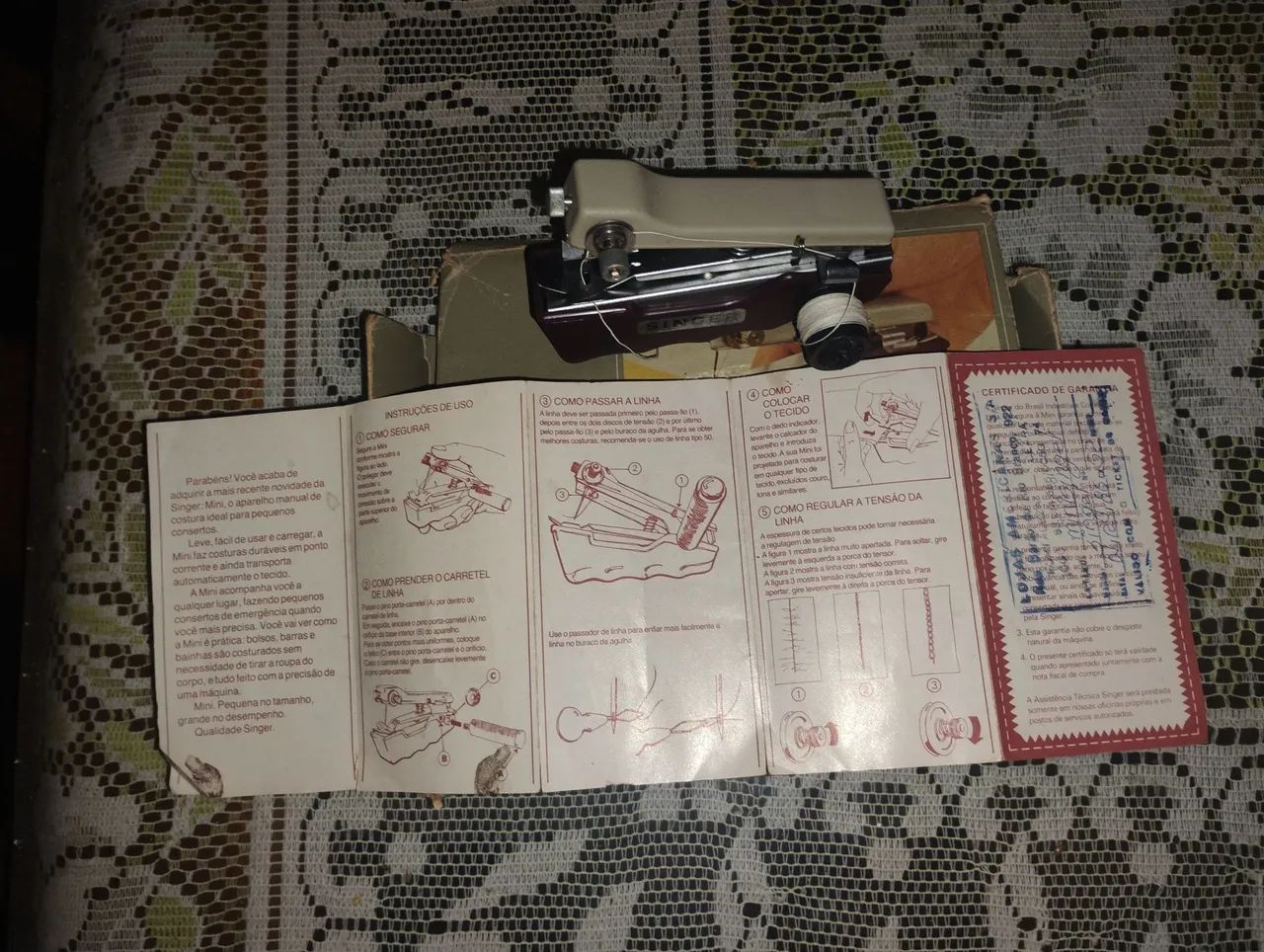 Vendo uma máquina de costura antiga dos anos 80 Singer  com nota fiscal caixa e manual  - Foto 6