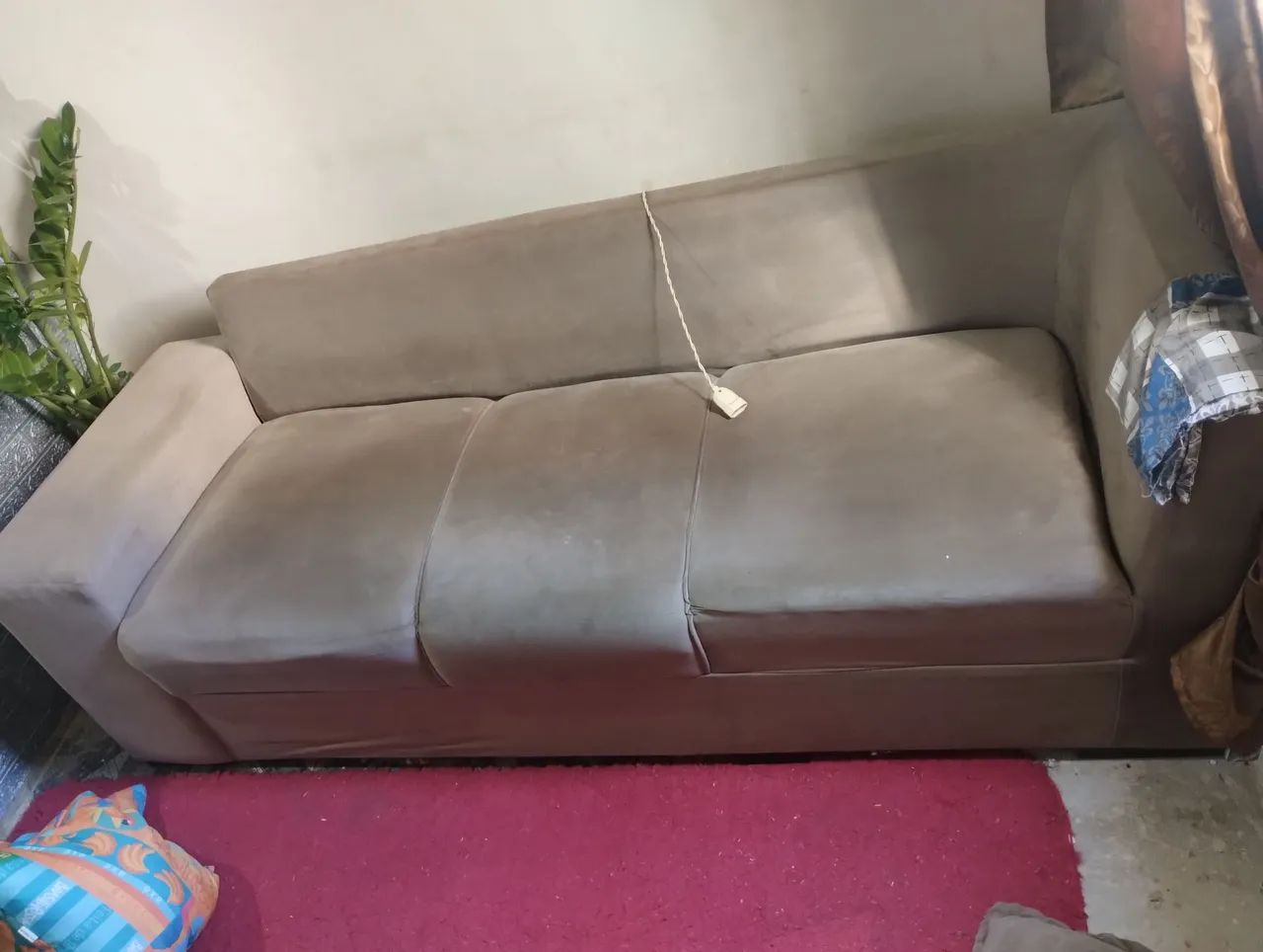 Vendo um sofá de três lugares vem com almofada grande r - Foto 3